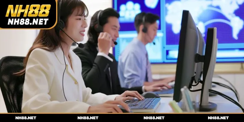 Liên hệ nhờ giúp đỡ thông qua số hotline trực tuyến